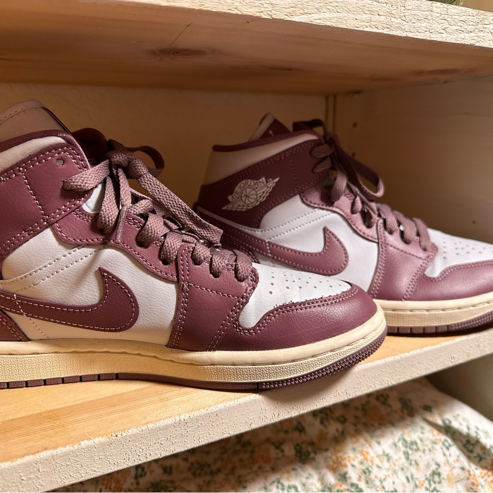 Nike Air Jordan High-Tops in Platinum and Mauve Size 6.5M/8W - Picture 2 of 6